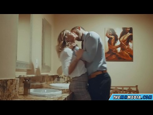 ❤️ Meta blonda busty seduces f'kamra tal-banju pubbliku ❤️ Porn iebes f'mt.assistirhentai.ru ❌️